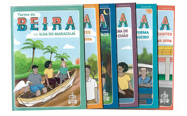 Fotografia contendo 6 volumes empilhados do livreto “Turma da Beira”. Em destaque, há o volume 1. A capa contém, na parte superior, o título “Turma da Beira” e o subtítulo “na Ilha do Maracujá”. No centro da capa, uma ilustração com 3 pessoas e uma garça em uma canoa, próximos à beira de um rio. Na parte inferior, à direita, o brasão da UFPA. Esta capa contém, também, uma moldura na cor verde. Os outros 5 volumes estão empilhados abaixo do volume 1. As capas de todos os volumes contêm formato semelhante, mudando o número do volume, o subtítulo, a ilustração e a cor da moldura.